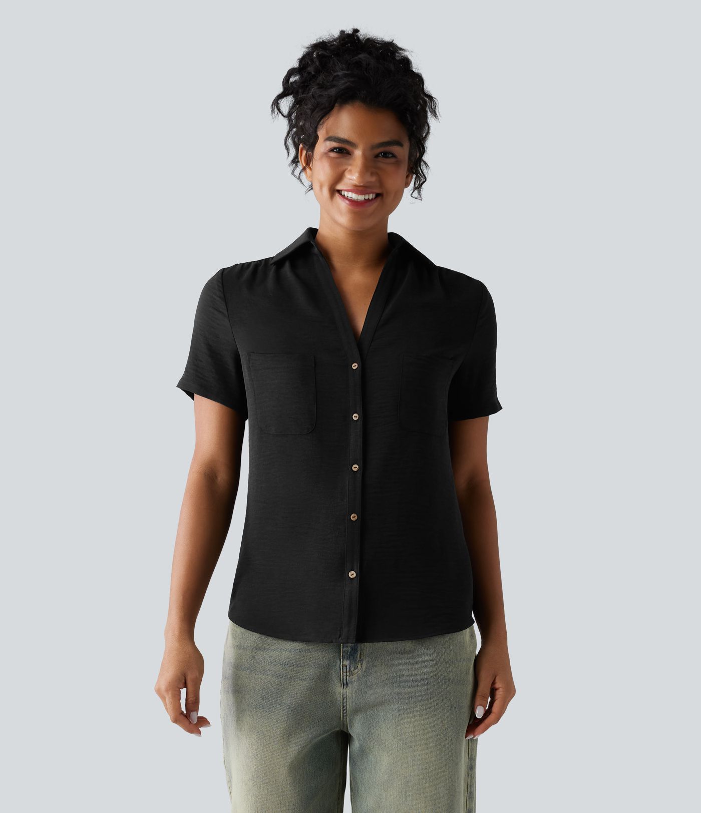 Kortärmad vardagsskjorta med krage, rynkad detalj vid kragen, rundad nederkant, linnekänsla och fickor