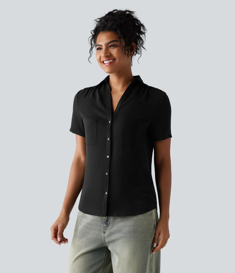 Kortärmad vardagsskjorta med krage, rynkad detalj vid kragen, rundad nederkant, linnekänsla och fickor