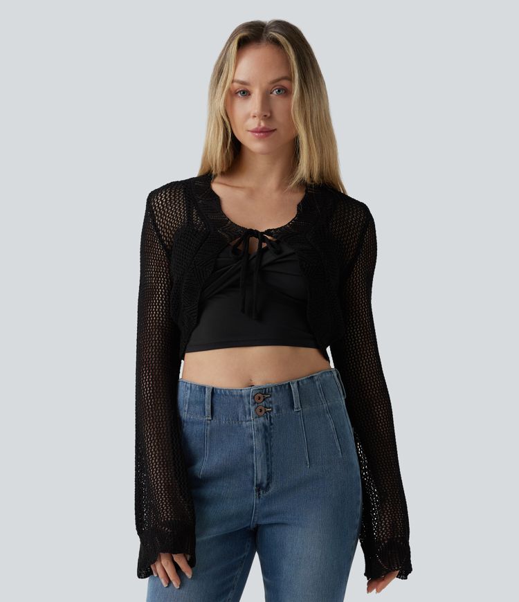 Lyhyt virkattu resort-tyylinen neuletakki solmittavalla kauluksella, pitkät hihat ja aukolliset yksityiskohdat