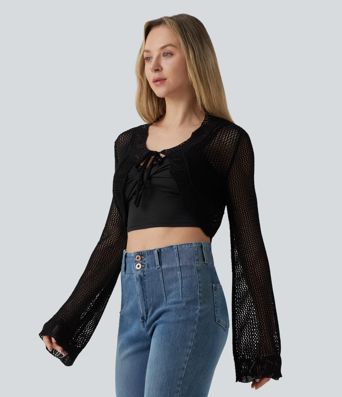 Lyhyt virkattu resort-tyylinen neuletakki solmittavalla kauluksella, pitkät hihat ja aukolliset yksityiskohdat