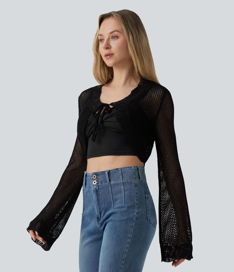 Lyhyt virkattu resort-tyylinen neuletakki solmittavalla kauluksella, pitkät hihat ja aukolliset yksityiskohdat