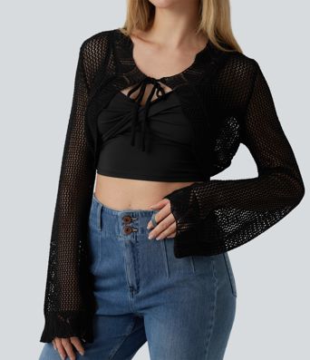 Lyhyt virkattu resort-tyylinen neuletakki solmittavalla kauluksella, pitkät hihat ja aukolliset yksityiskohdat