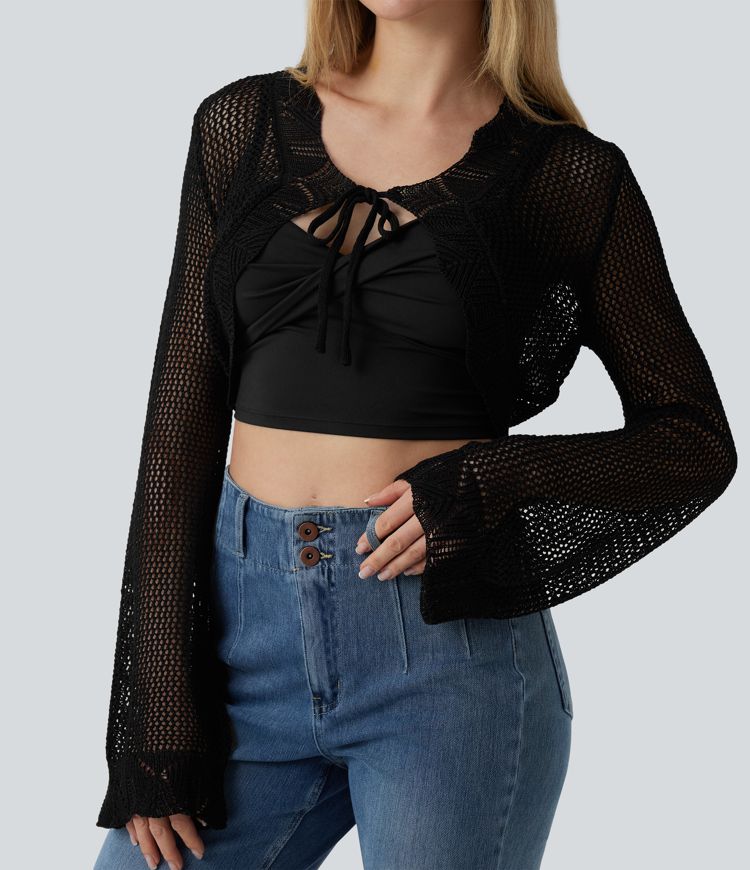 Lyhyt virkattu resort-tyylinen neuletakki solmittavalla kauluksella, pitkät hihat ja aukolliset yksityiskohdat