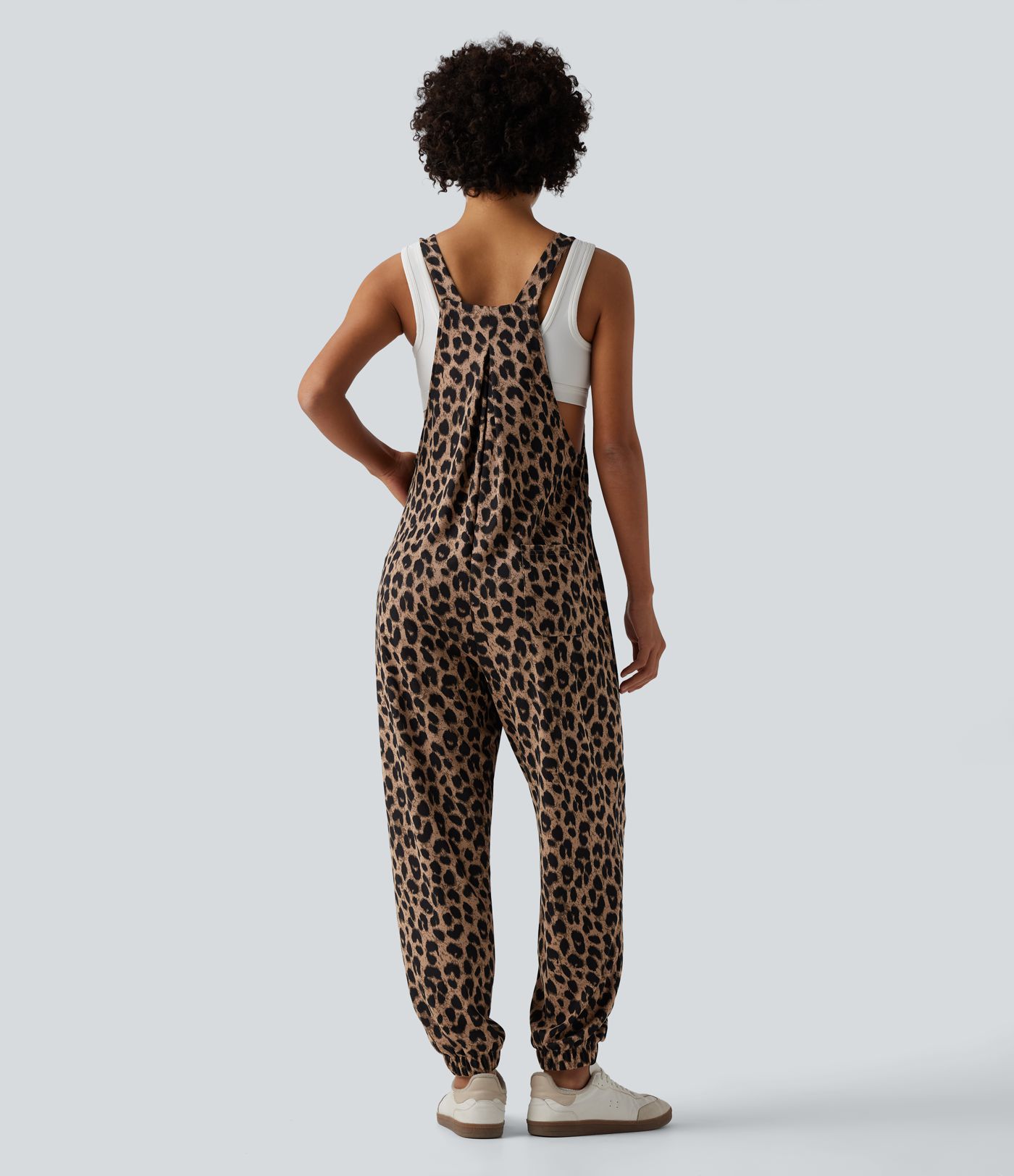 Lässige Latzhose mit verstellbaren Trägern, mehreren Taschen, Leopardenmuster und Waffelstruktur