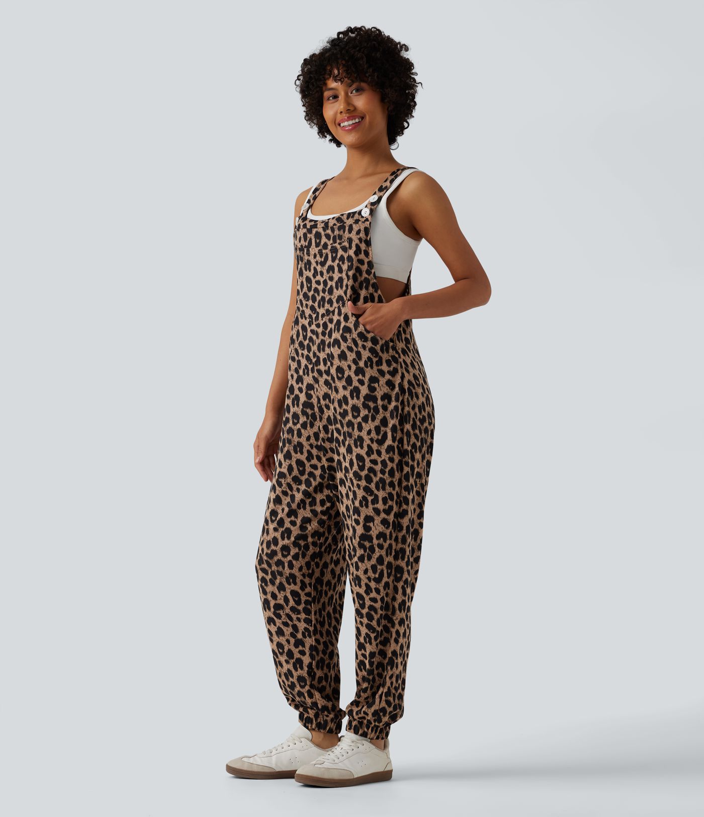 Lässige Latzhose mit verstellbaren Trägern, mehreren Taschen, Leopardenmuster und Waffelstruktur