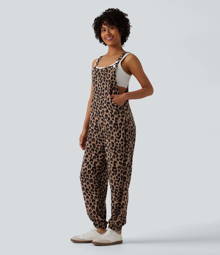 Lässige Latzhose mit verstellbaren Trägern, mehreren Taschen, Leopardenmuster und Waffelstruktur