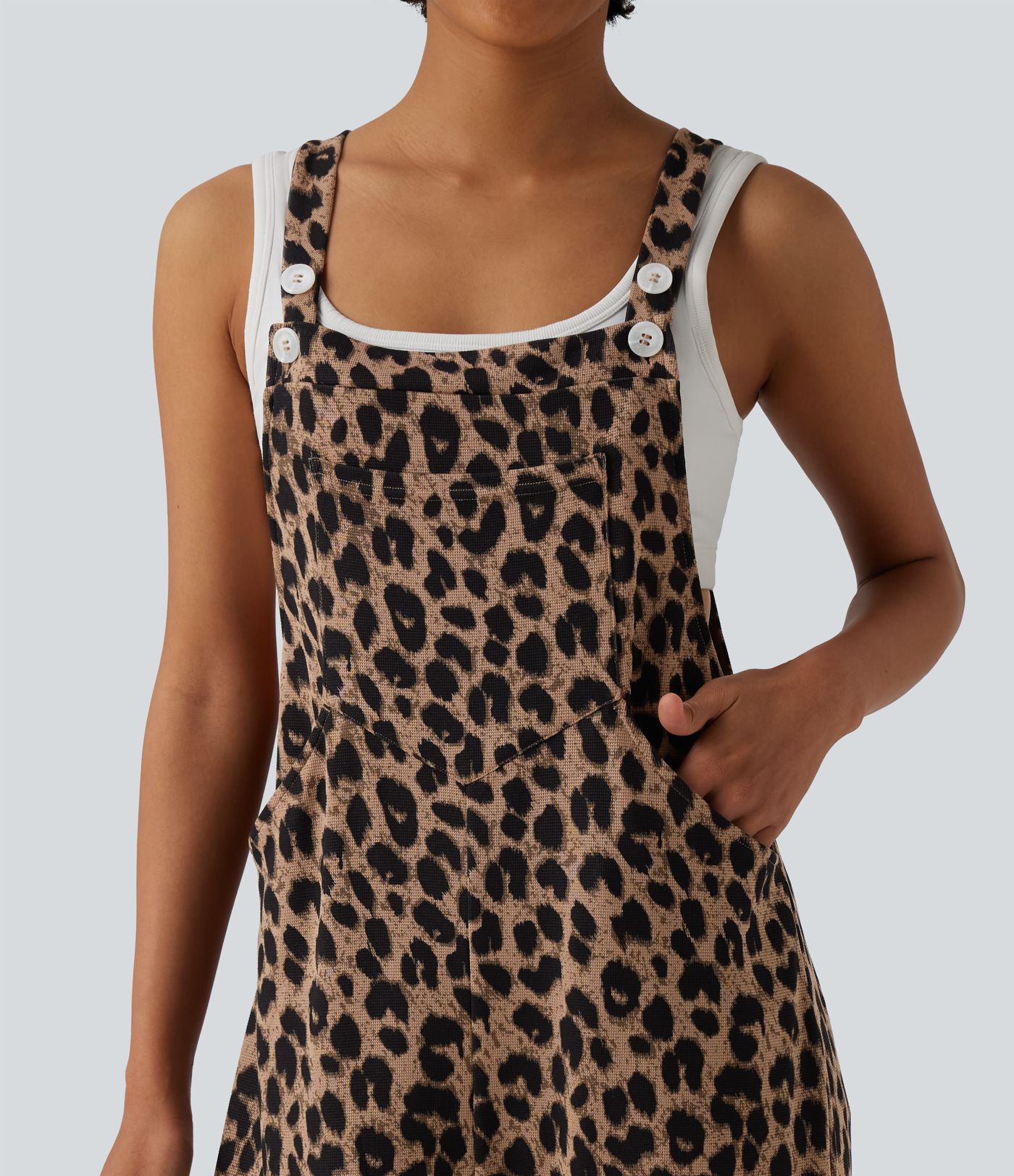 Lässige Latzhose mit verstellbaren Trägern, mehreren Taschen, Leopardenmuster und Waffelstruktur