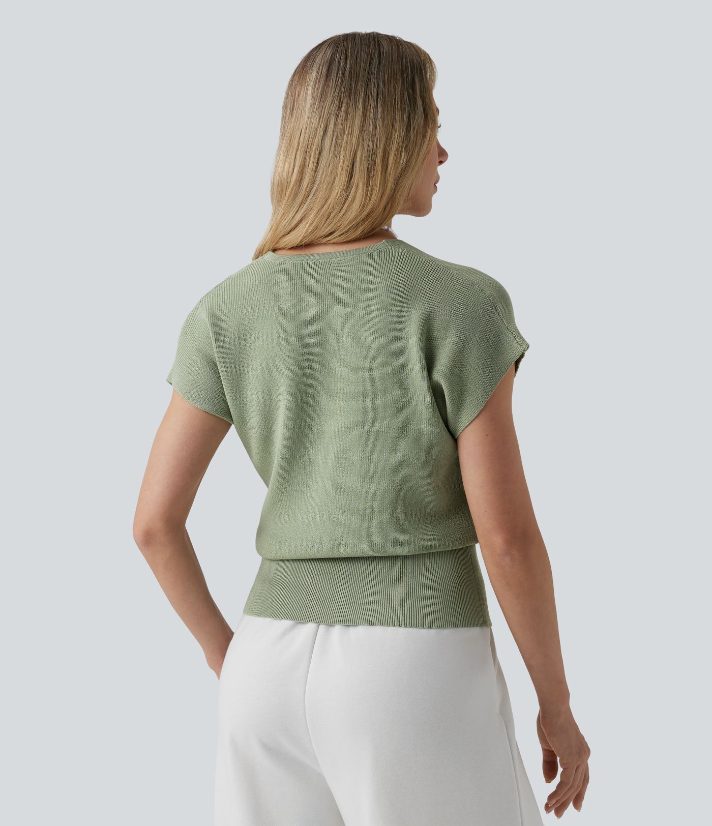 Lässiger Pullover mit überkreuztem V-Ausschnitt und kurzen Ärmeln