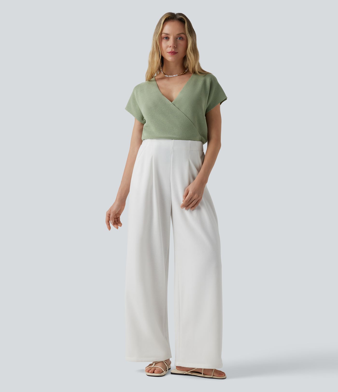 Lässiger Pullover mit überkreuztem V-Ausschnitt und kurzen Ärmeln