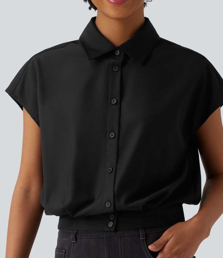 Chemise décontractée à col, manches courtes couvrant l'épaule et fermeture boutonnée.