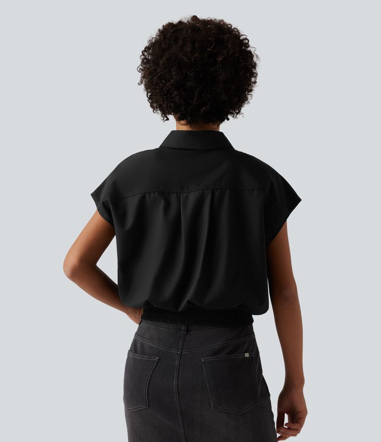 Chemise décontractée à col, manches courtes couvrant l'épaule et fermeture boutonnée.