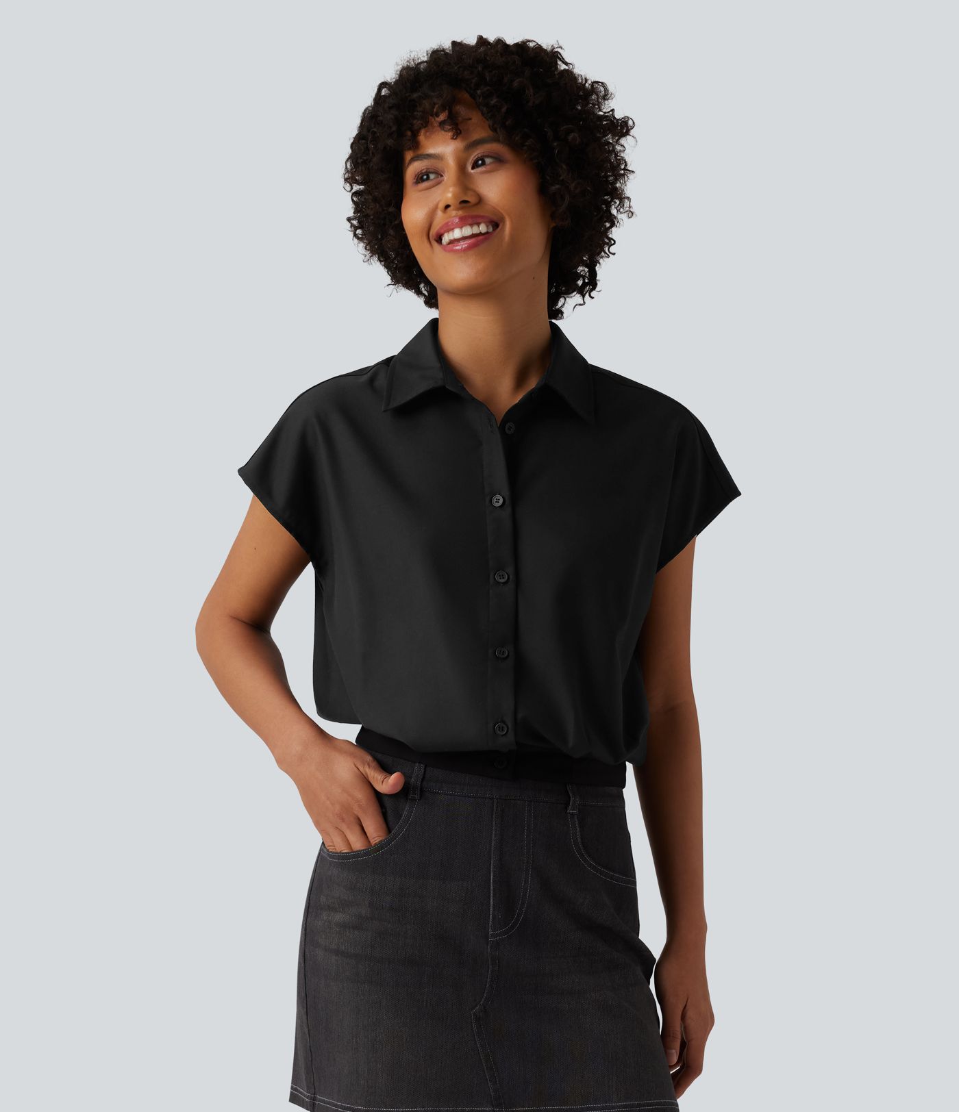 Chemise décontractée à col, manches courtes couvrant l'épaule et fermeture boutonnée.