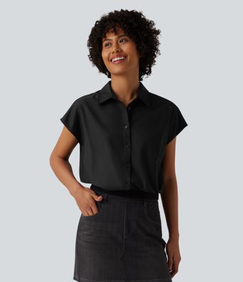 Chemise décontractée à col, manches courtes couvrant l'épaule et fermeture boutonnée.