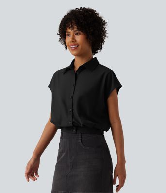Chemise décontractée à col, manches courtes couvrant l'épaule et fermeture boutonnée.