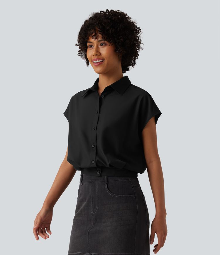 Chemise décontractée à col, manches courtes couvrant l'épaule et fermeture boutonnée.