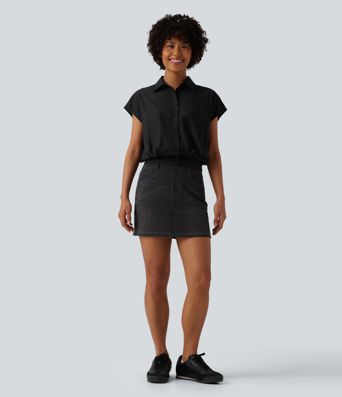 Chemise décontractée à col, manches courtes couvrant l'épaule et fermeture boutonnée.