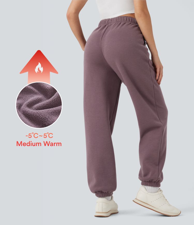 Lässige Fleece-Jogginghose mit hohem Bund, Seitentaschen und Kordelzug Lässige Fleece-Jogginghose mit hohem Bund, Seitentaschen und Kordelzug
