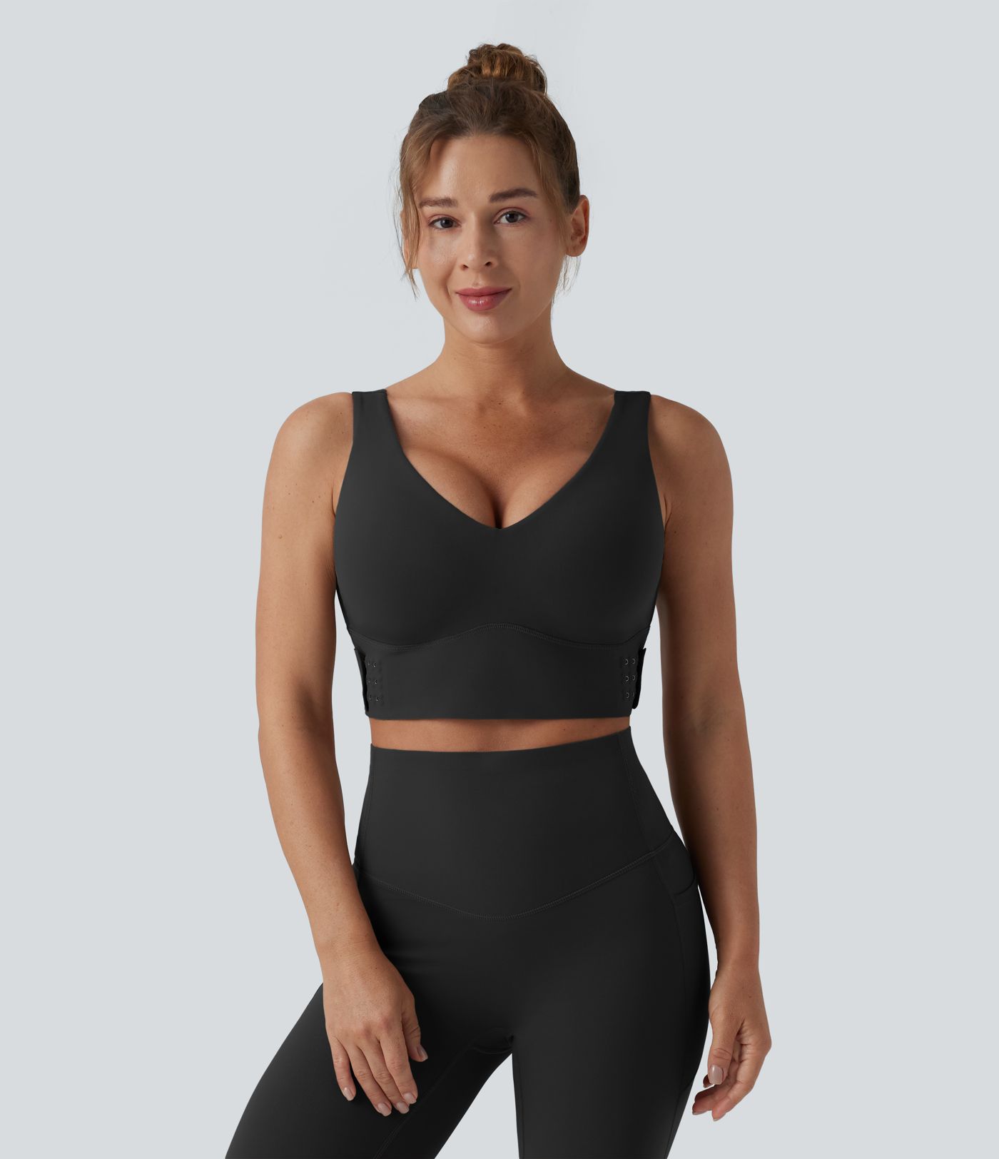 Halara UltraSculpt™ treniruotėms skirta sportinė liemenėlė su V formos iškirpte, vidutinės atramos ir pakėlimo efektas — kaušeliai D/DD/DDD/F