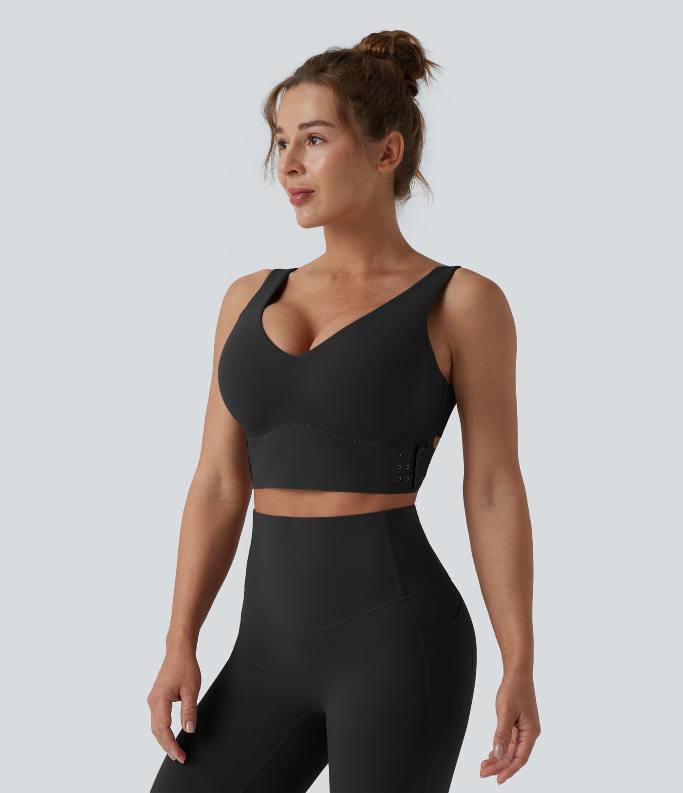 Halara UltraSculpt™ treniruotėms skirta sportinė liemenėlė su V formos iškirpte, vidutinės atramos ir pakėlimo efektas — kaušeliai D/DD/DDD/F