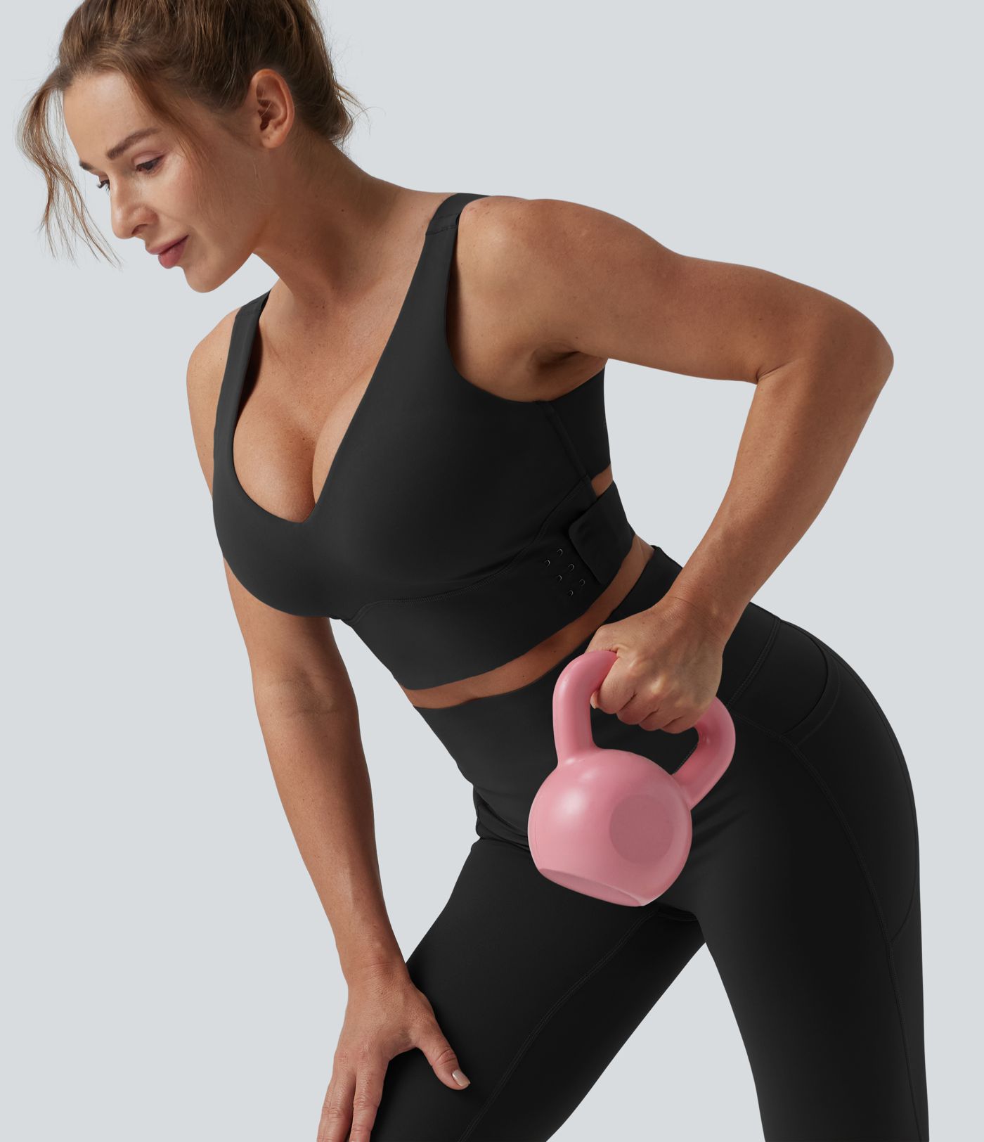 Halara UltraSculpt™ treniruotėms skirta sportinė liemenėlė su V formos iškirpte, vidutinės atramos ir pakėlimo efektas — kaušeliai D/DD/DDD/F