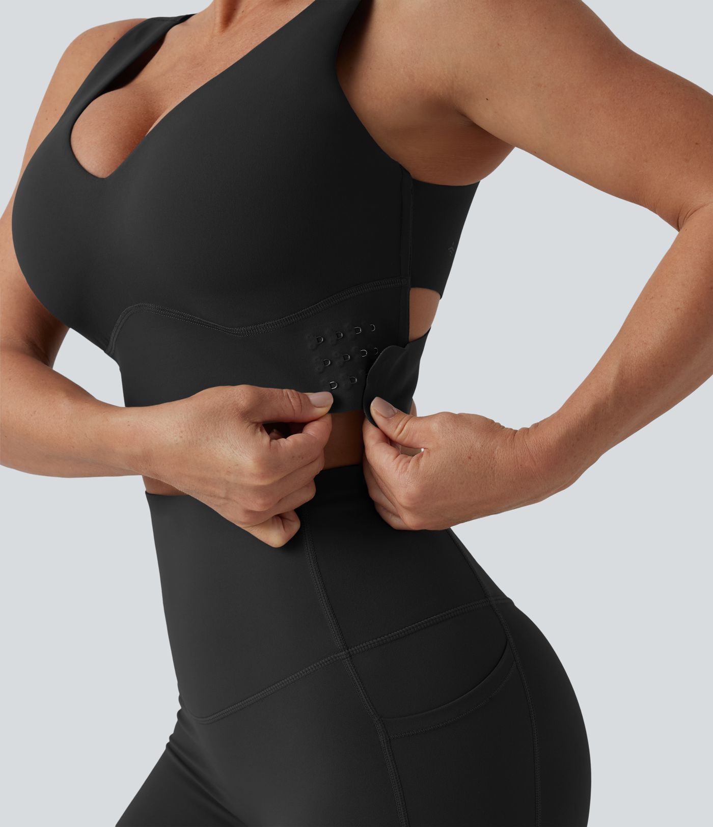 Halara UltraSculpt™ treniruotėms skirta sportinė liemenėlė su V formos iškirpte, vidutinės atramos ir pakėlimo efektas — kaušeliai D/DD/DDD/F