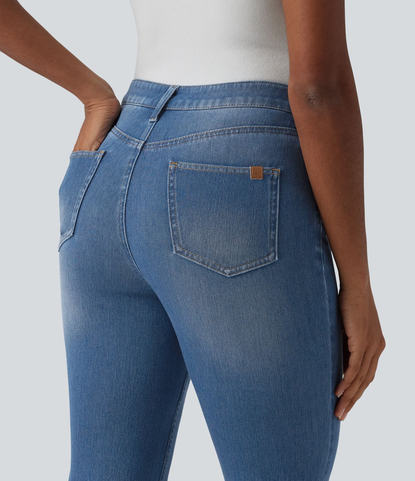 Halara Flex™ - Lässige, kurze Bootcut-Jeans mit mittelhohem Bund, mehreren Taschen und High-Low-Design