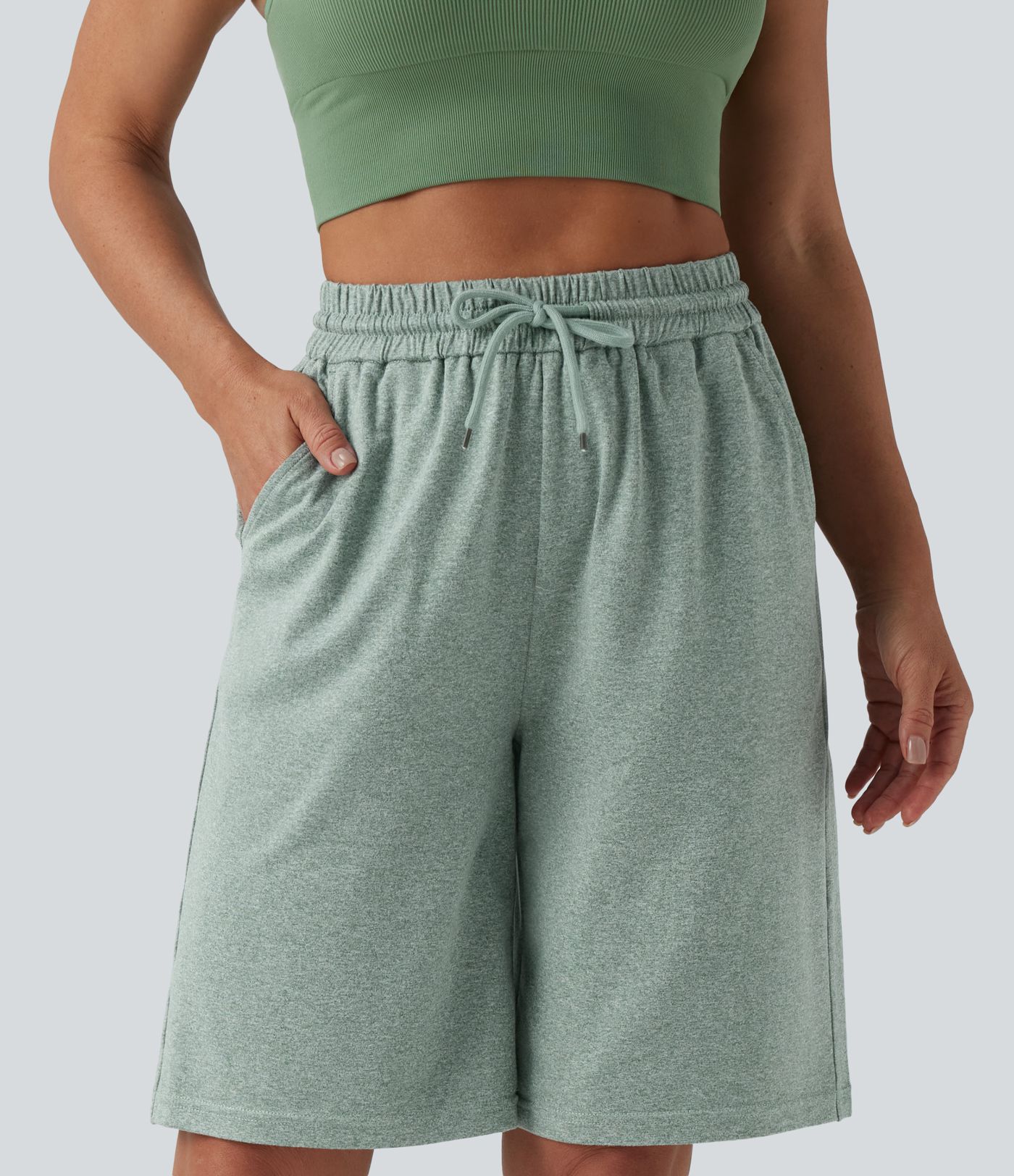 Laisvo kirpimo kasdieniai šortai su aukšta juosmens linija ir raišteliu, 10'' su kišenėmis