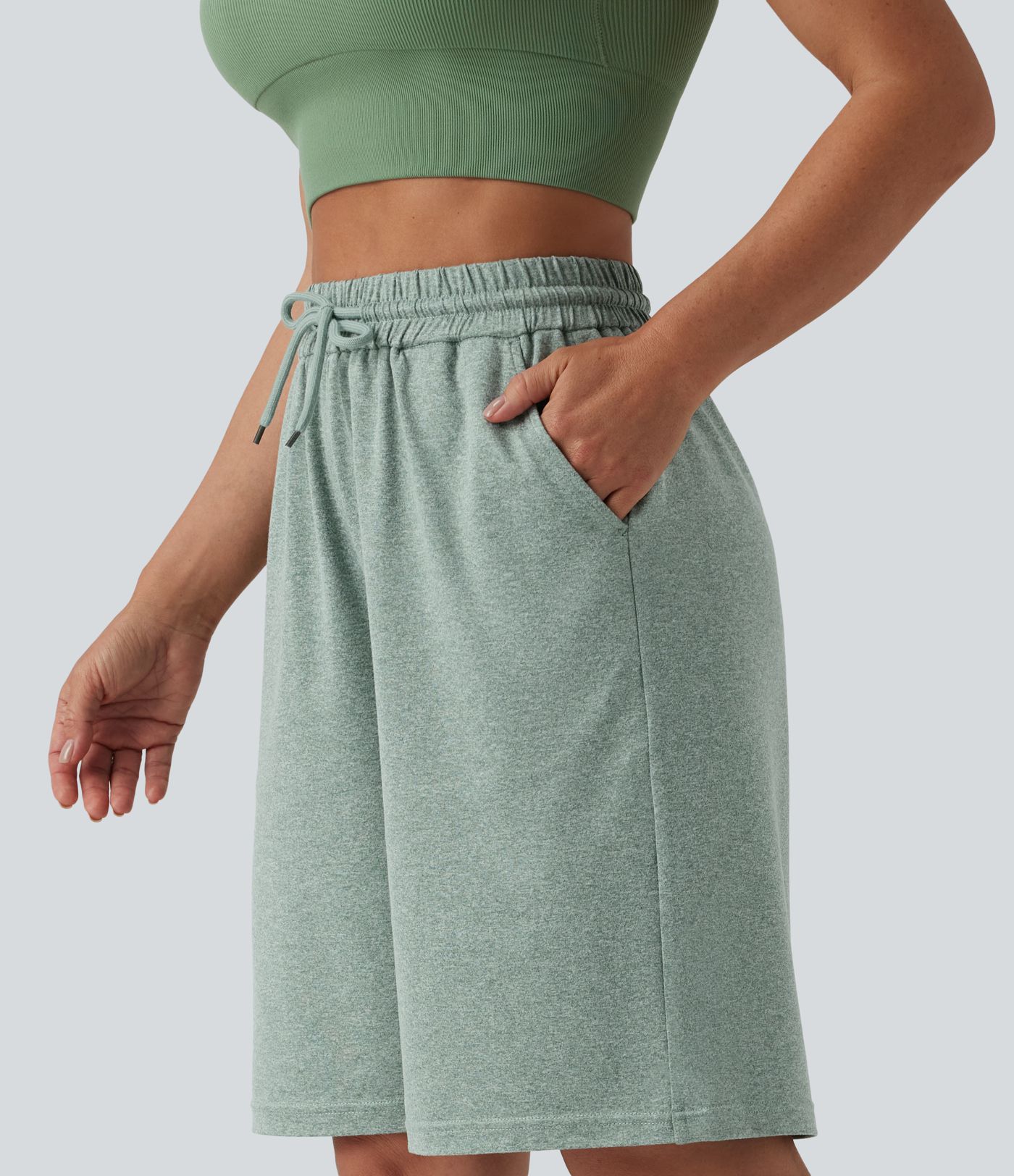 Laisvo kirpimo kasdieniai šortai su aukšta juosmens linija ir raišteliu, 10'' su kišenėmis