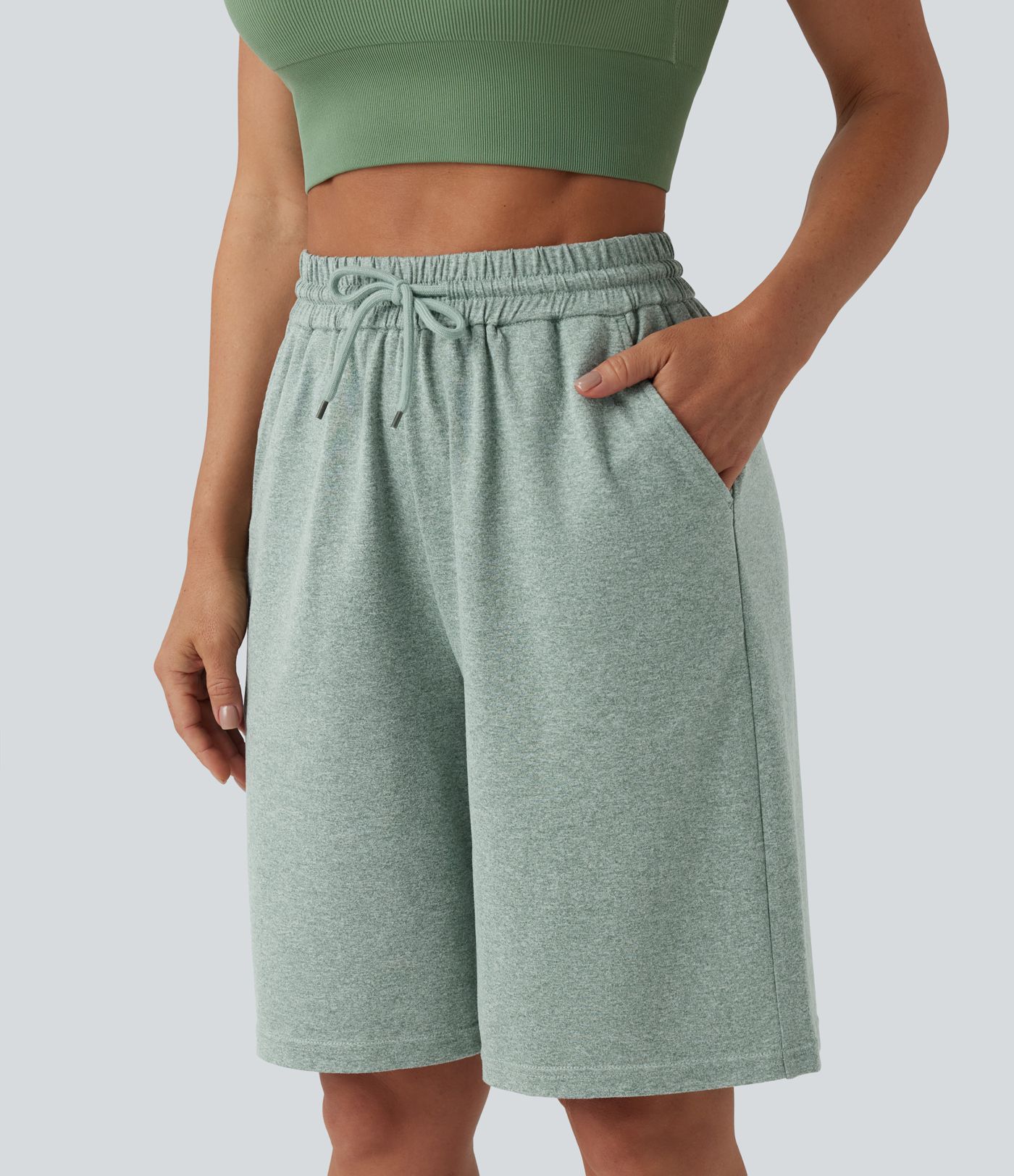 Laisvo kirpimo kasdieniai šortai su aukšta juosmens linija ir raišteliu, 10'' su kišenėmis