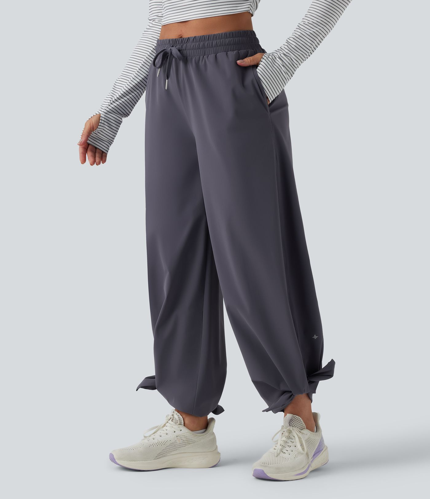 Keskmise vöökohaga jooksupüksid nööriga, sirge säärega, kiiresti kuivavad ja taskutega