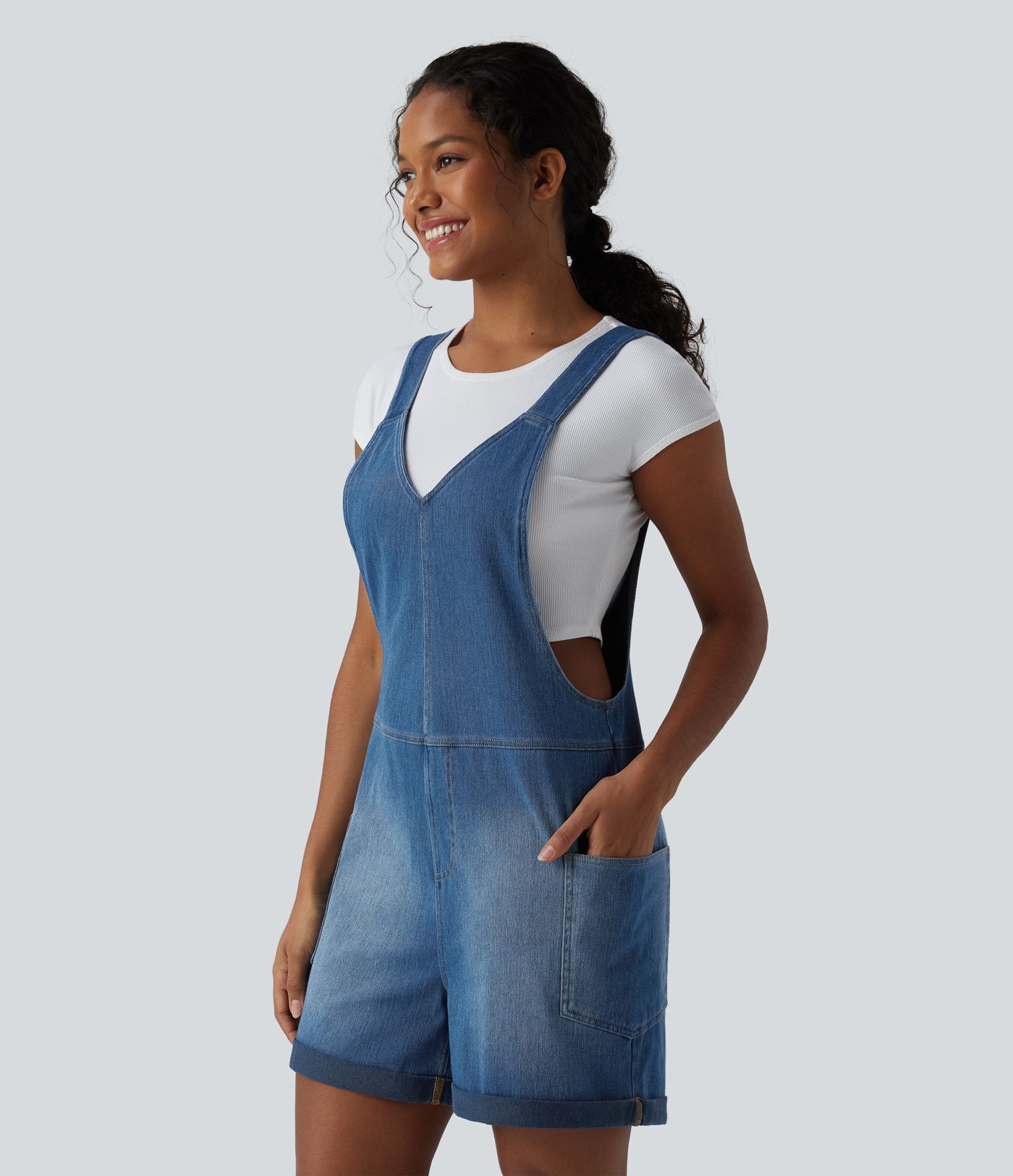 Halara Flex™ - Latzhose aus gewaschenem Denim mit V-Ausschnitt, Seitentaschen und gerolltem Saum