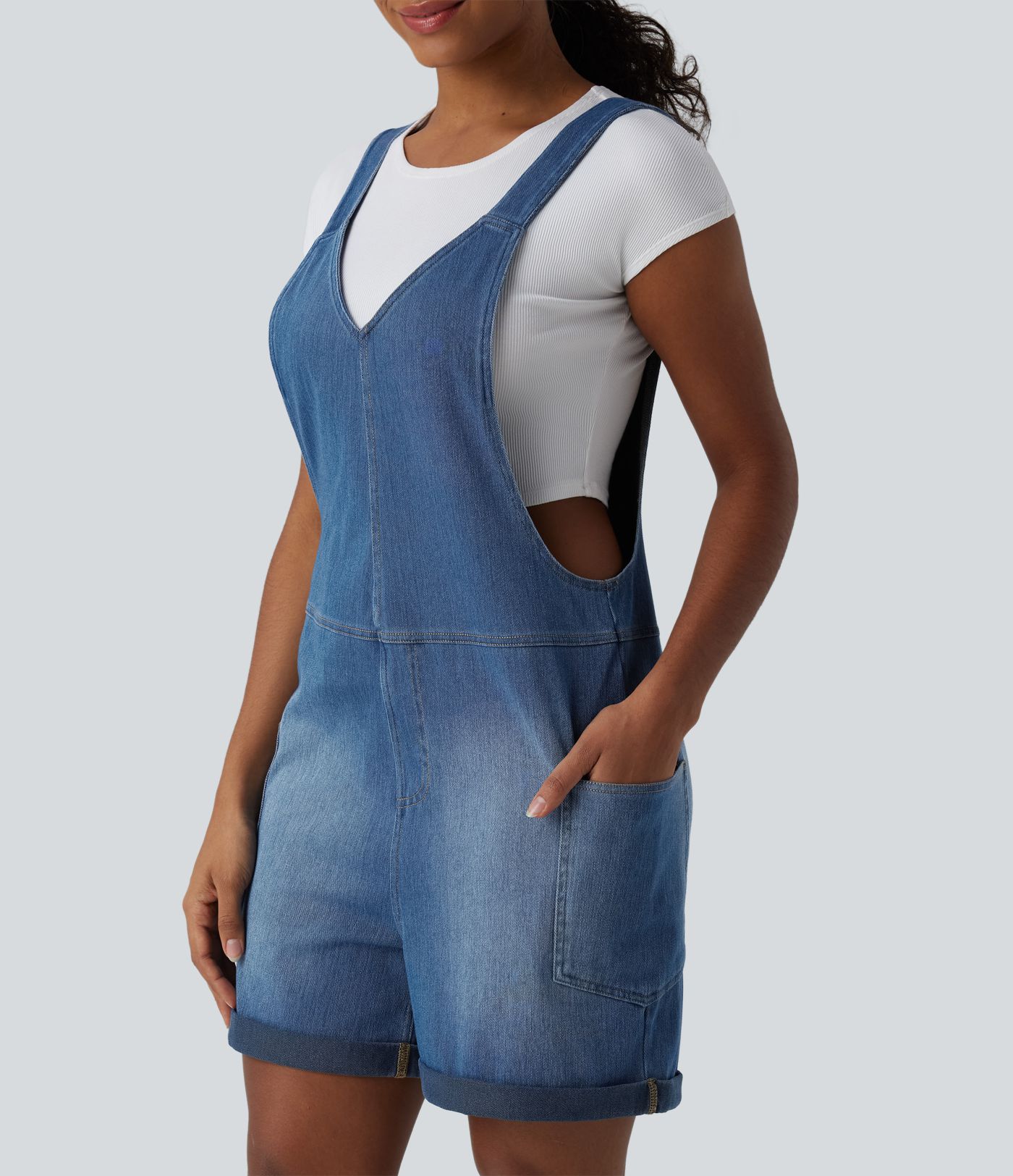 Halara Flex™ - Latzhose aus gewaschenem Denim mit V-Ausschnitt, Seitentaschen und gerolltem Saum