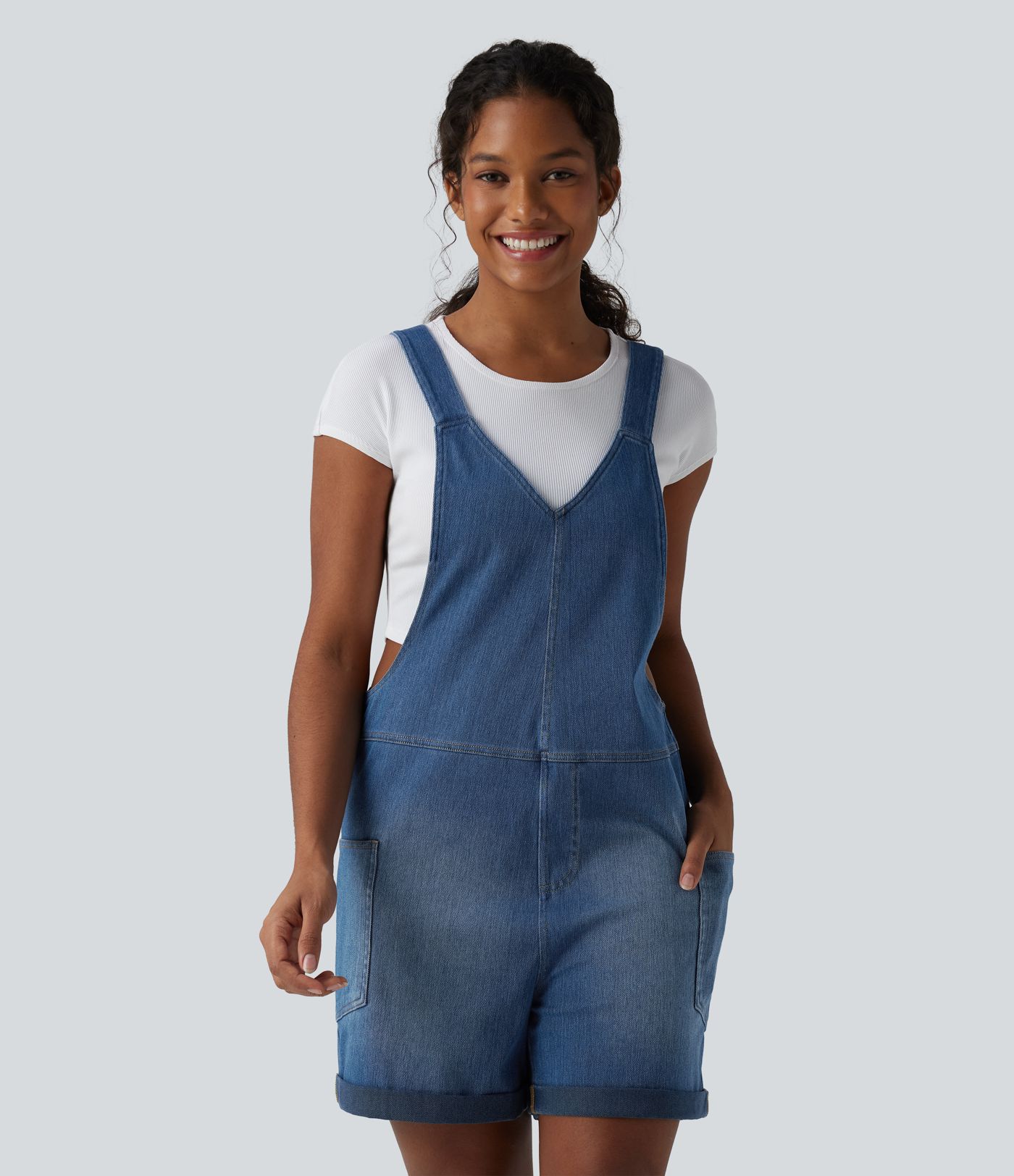 Halara Flex™ - Latzhose aus gewaschenem Denim mit V-Ausschnitt, Seitentaschen und gerolltem Saum