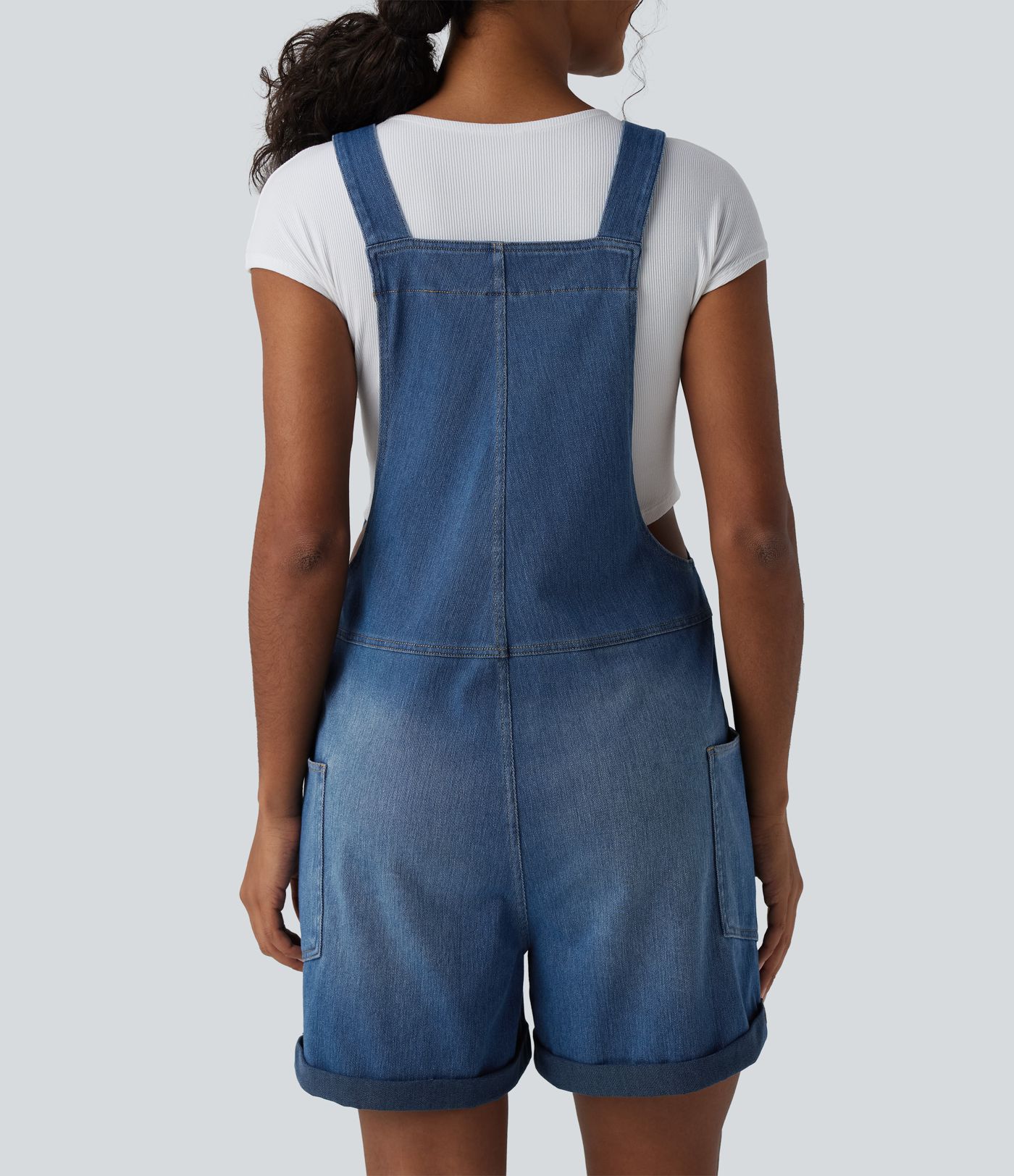 Halara Flex™ - Latzhose aus gewaschenem Denim mit V-Ausschnitt, Seitentaschen und gerolltem Saum