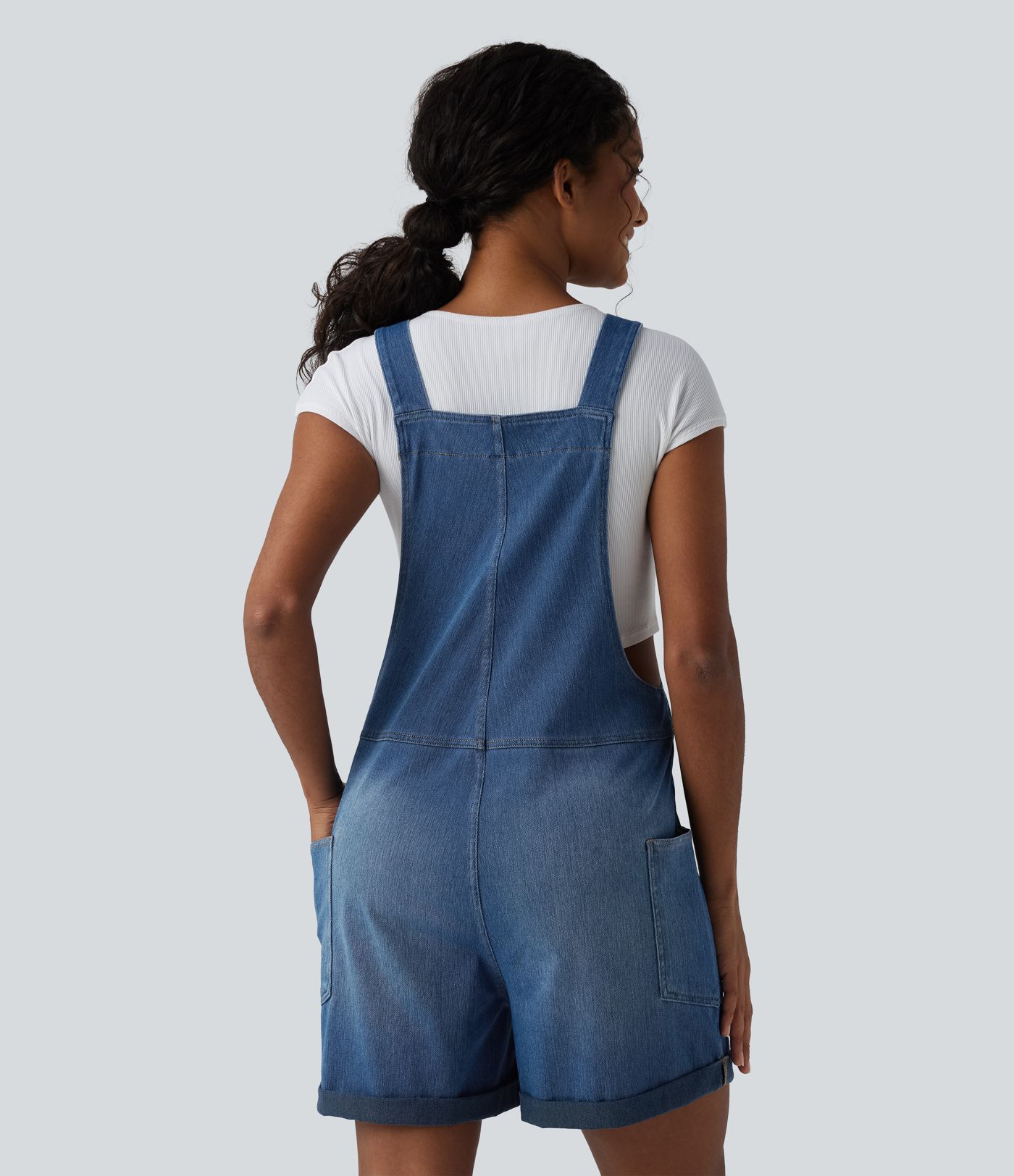 Halara Flex™ - Latzhose aus gewaschenem Denim mit V-Ausschnitt, Seitentaschen und gerolltem Saum