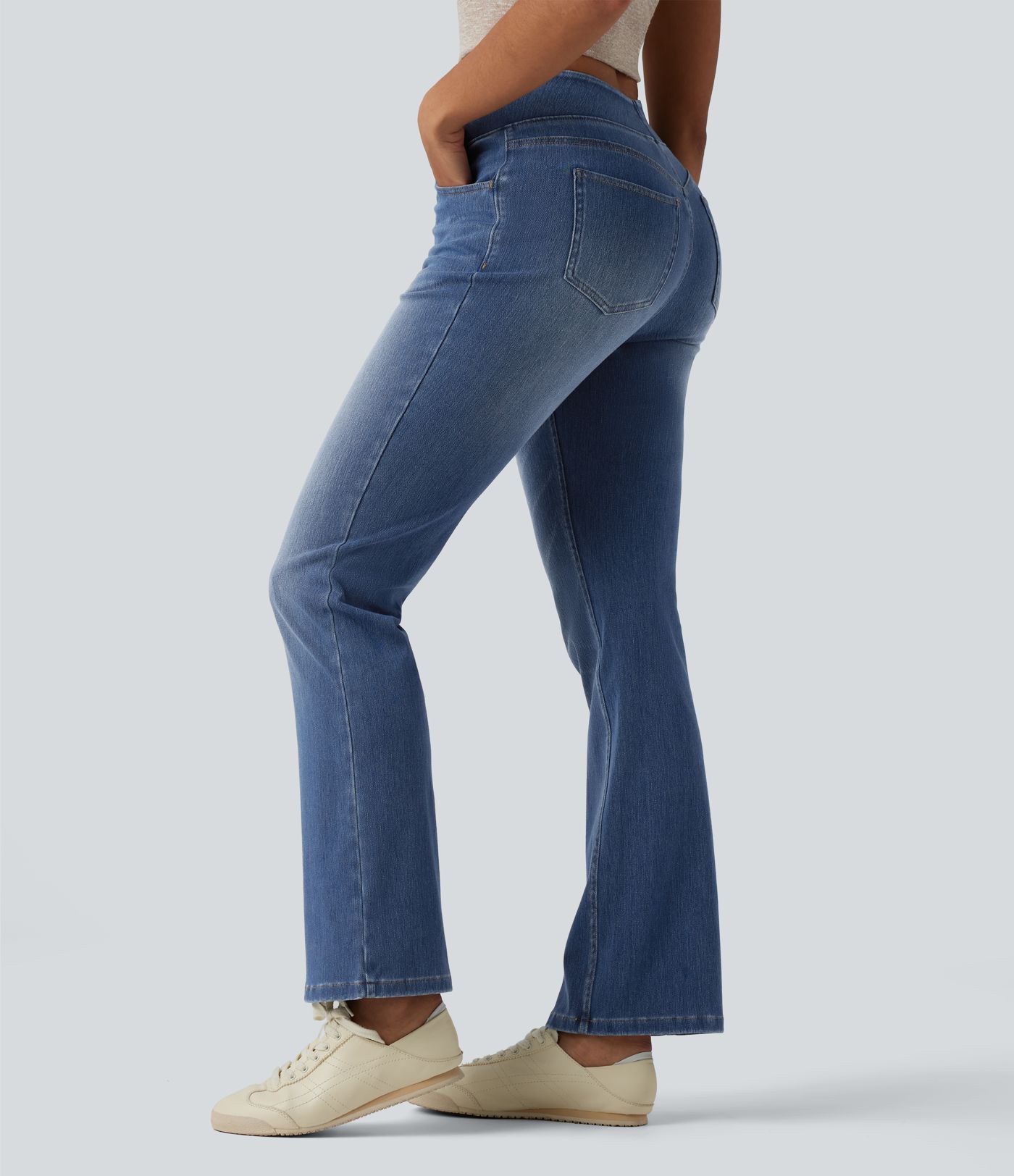 Halara Flex™ Curvy - Lässige, gewaschene Bootcut-Jeans mit hohem Bund und mehreren Taschen