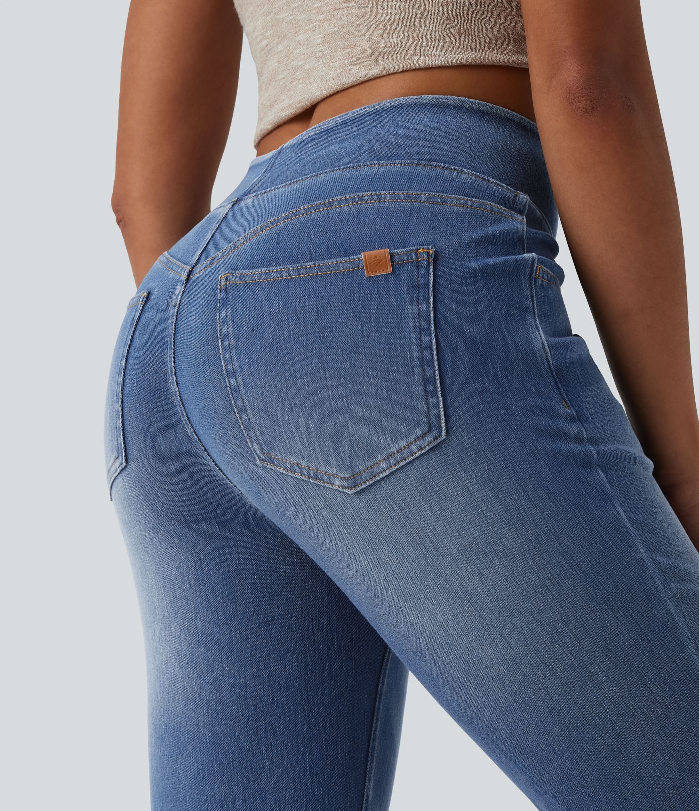 Halara Flex™ Curvy - Lässige, gewaschene Bootcut-Jeans mit hohem Bund und mehreren Taschen