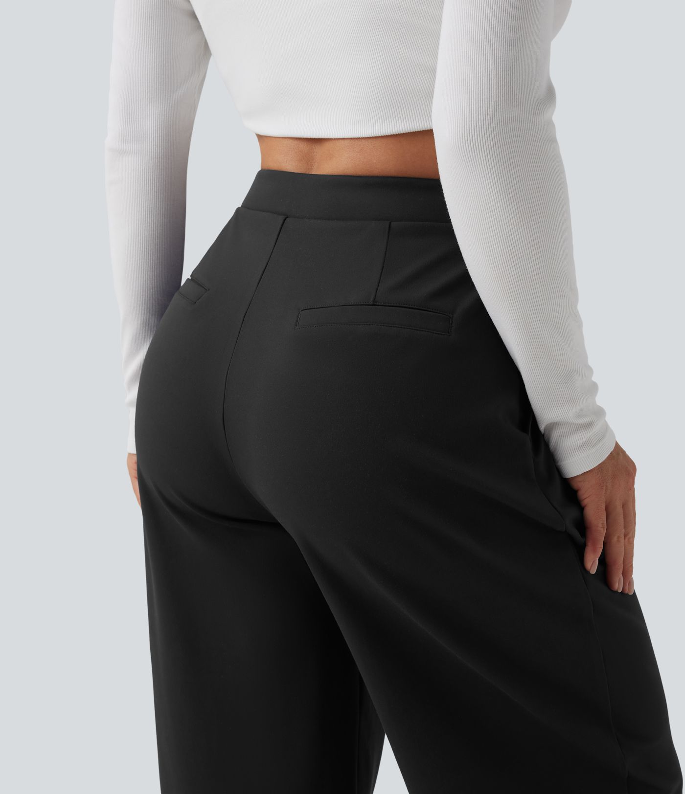 Halara Flex™ DayStretch - Schmal zulaufende Stoffhose mit hohem Bund, Seitentaschen und asymmetrischem Design