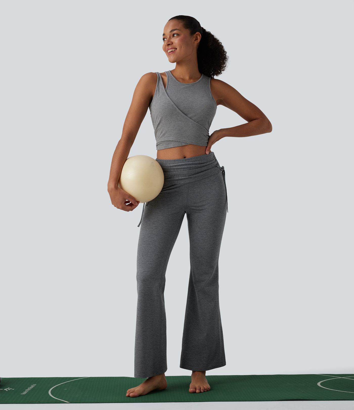 Mellemhøje yogabukser med rynker og snøring i taljen, bootcut og hurtigtørrende