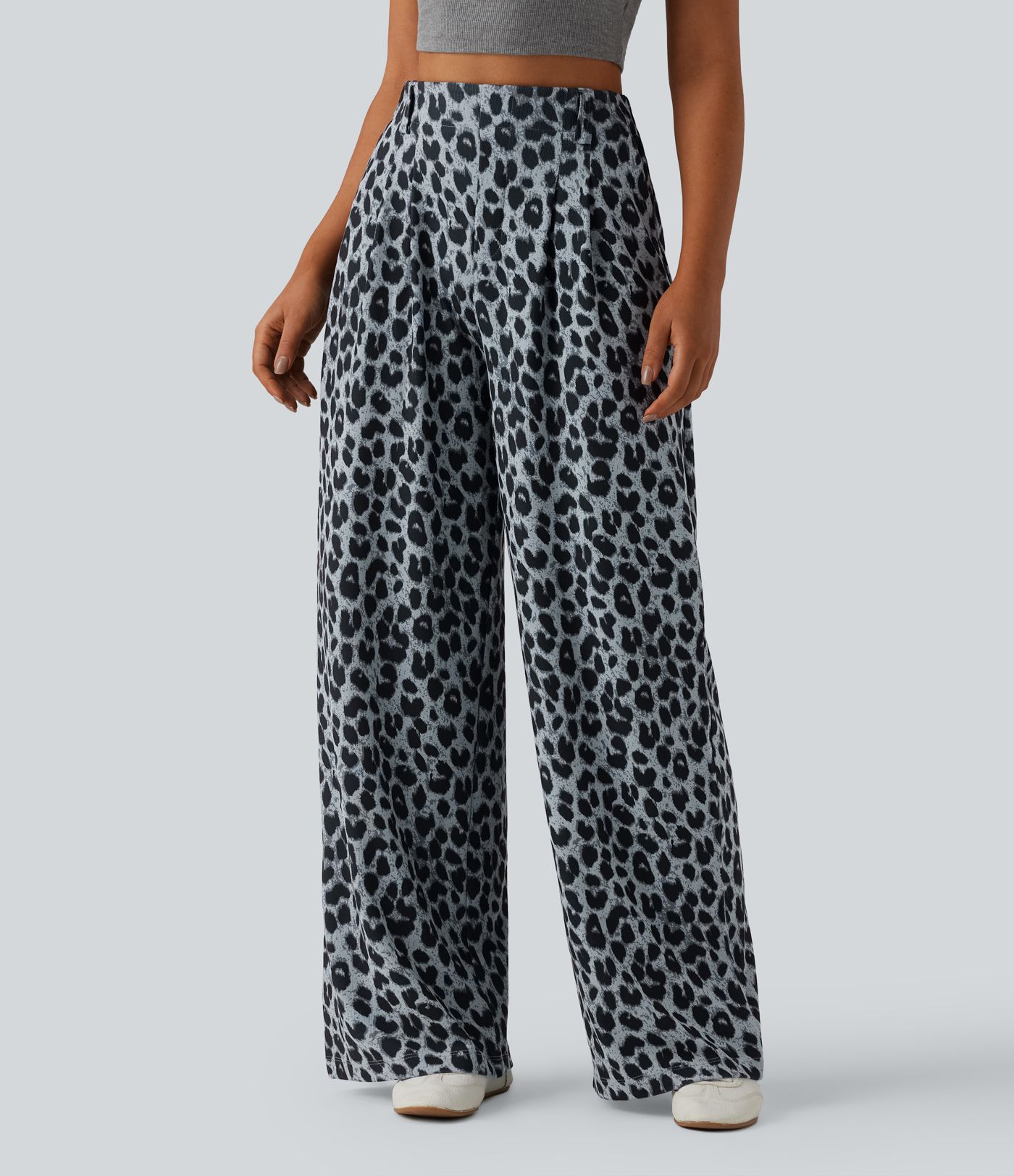 Hoch taillierte, weit geschnittene Freizeithose mit Leopardenprint, Waffelstruktur und Taschen