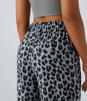 Hoch taillierte, weit geschnittene Freizeithose mit Leopardenprint, Waffelstruktur und Taschen