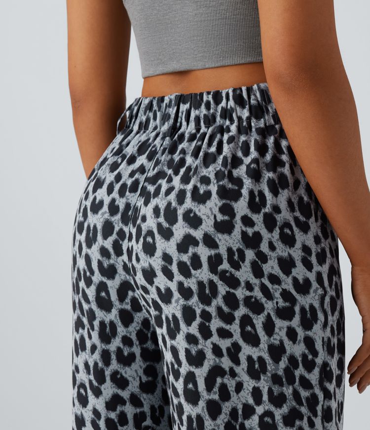 Hoch taillierte, weit geschnittene Freizeithose mit Leopardenprint, Waffelstruktur und Taschen