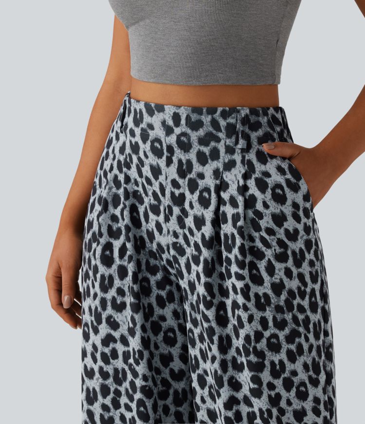 Hoch taillierte, weit geschnittene Freizeithose mit Leopardenprint, Waffelstruktur und Taschen