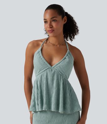 Halterový top se zavazováním vzadu a volánovým lemem.