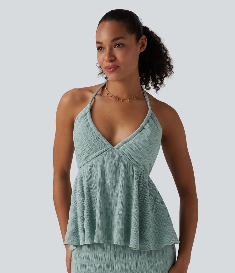 Halterový top se zavazováním vzadu a volánovým lemem.