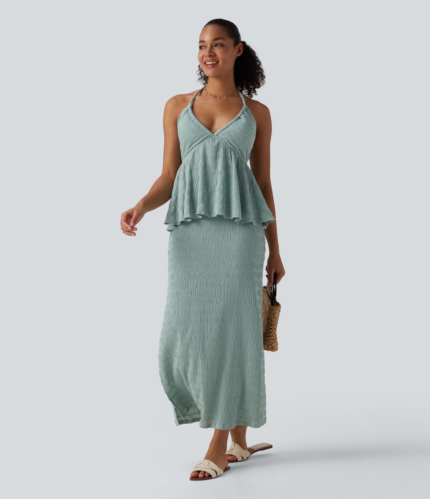 Halterový top se zavazováním vzadu a volánovým lemem.