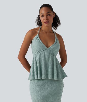 Halterový top se zavazováním vzadu a volánovým lemem.