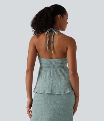 Halterový top se zavazováním vzadu a volánovým lemem.