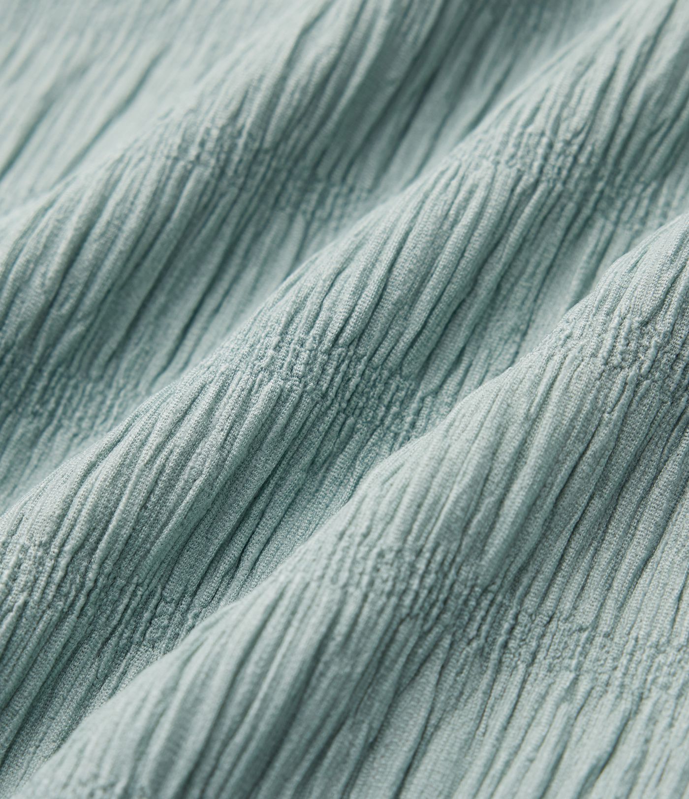 Halterový top se zavazováním vzadu a volánovým lemem.