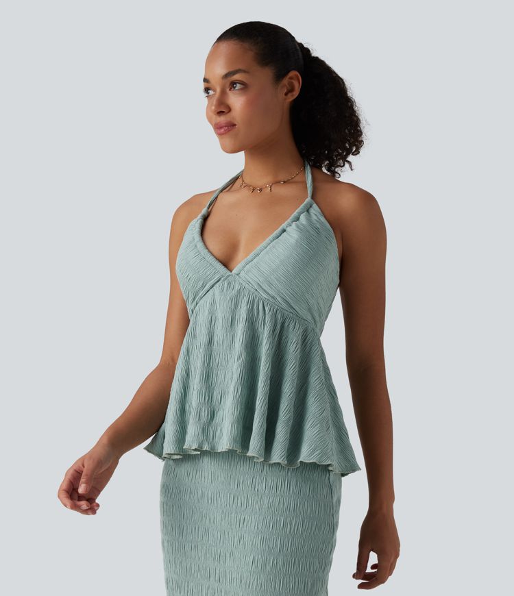 Halterový top se zavazováním vzadu a volánovým lemem.